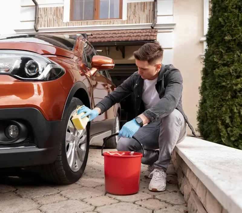 Lavage auto à domicile Lagarde-Marc-la-Tour : professionnel intervenant sur un véhicule